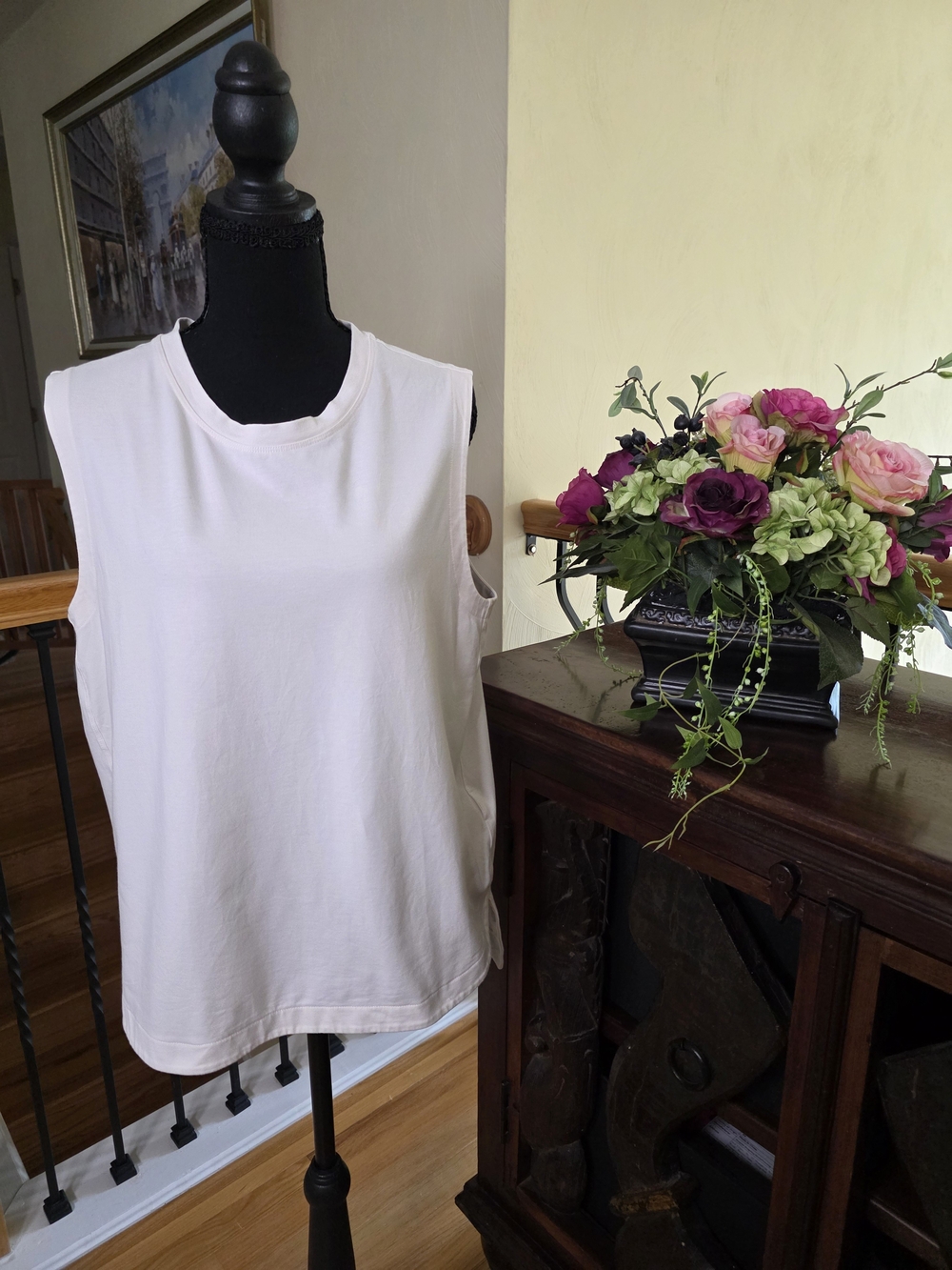Athleta Cream Crewneck Muscle Tank Shirt Large
